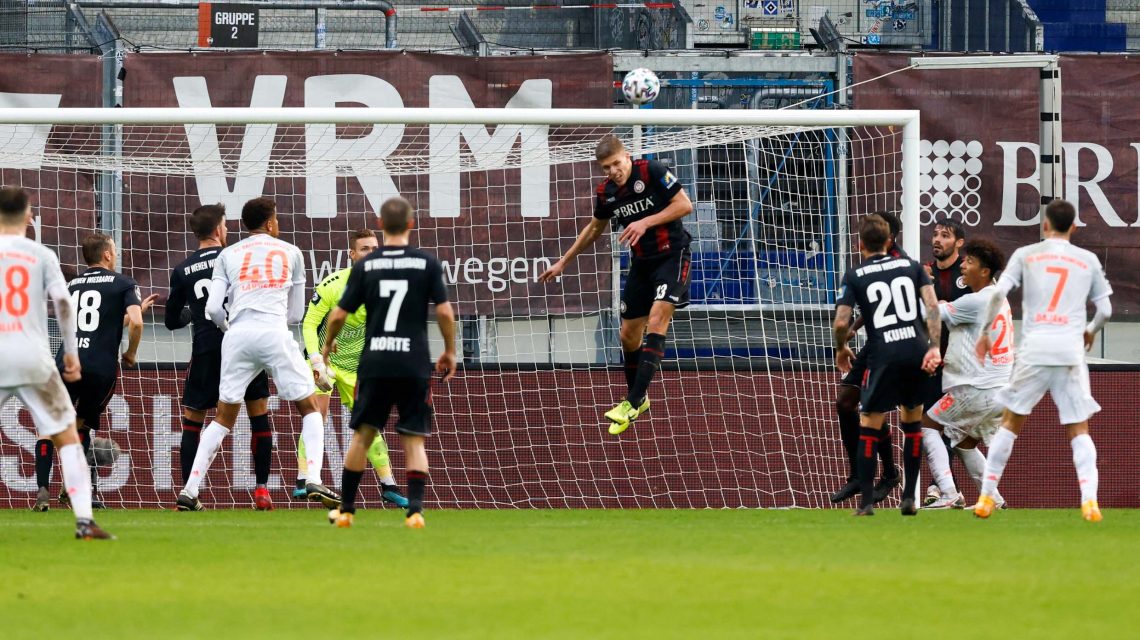 Fussball - 3. Liga, 8.Spieltag - SV Wehen Wiesbaden - Bayern München II Kopfball Abwehr durch Jakov Medic (SV Wehen Wiesbaden)
