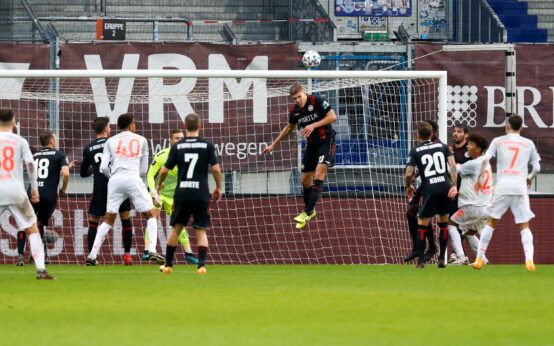 Fussball - 3. Liga, 8.Spieltag - SV Wehen Wiesbaden - Bayern München II Kopfball Abwehr durch Jakov Medic (SV Wehen Wiesbaden)