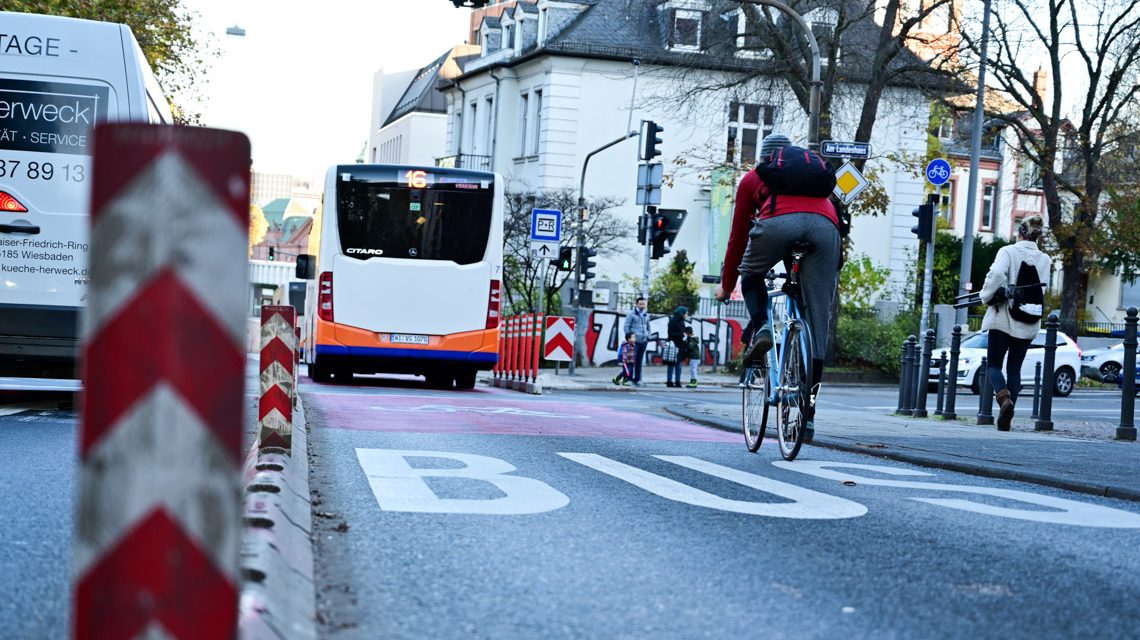 Wegen der Umweltspur ist am Landeshaus das Rechtsabbiegen verboten. Mancheiner macht es dennoch.Foto: Volker Watschounek