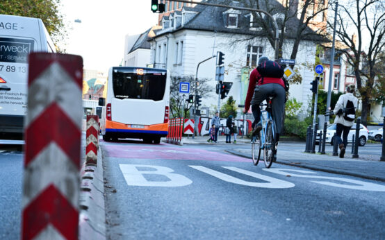 Wegen der Umweltspur ist am Landeshaus das Rechtsabbiegen verboten. Mancheiner macht es dennoch.Foto: Volker Watschounek