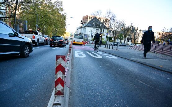 Abbiegeverbot: Wegen der Umweltspur ist am Landeshaus das Rechtsabbiegen verboten. Mancheiner macht es dennoch.Foto: Volker Watschounek