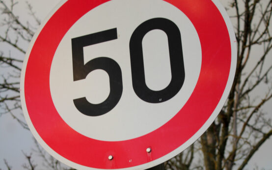 Ampel, Tempo 50 von Florin Birjoveanu auf Pixabay