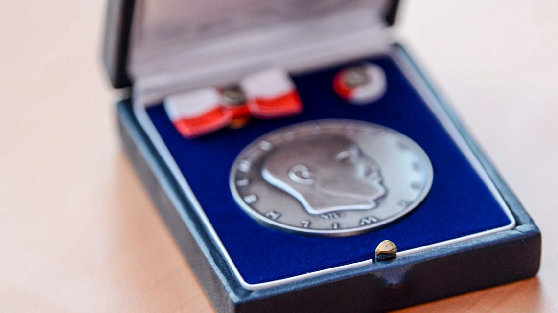 ie Wilhelm Leuschner-Medaille ist die höchste Auszeichnung des Landes Hessen und wird jeweils am Hessischen Verfassungstag, dem 1. Dezember, verliehen.