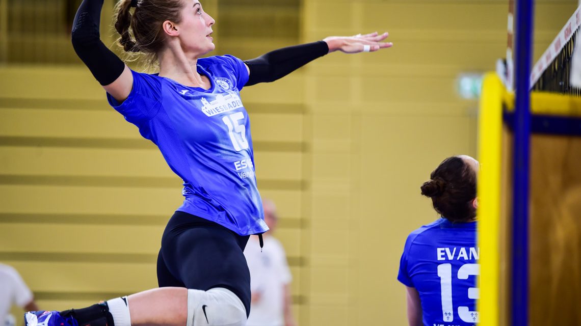 Testspielwochenende gegen Schwarz-Weiß Erfurt. Am Freitagabend haben Wiesbadens Volleyballerinnen gegen Ligakonkurrenten alles fest im Griff. 3:0. Am Samstag ist es ausgeglichener. Am Ende steht es nach acht Sätzen 6:2 für Wiesbaden. Jetzt kommt der Dresdener SC.