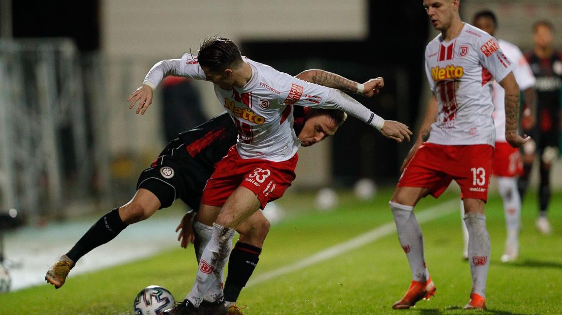 Fußball - Hessen - DFB Pokal - zweite Runde - Herren Saison 2020/2021 / SV Wehen Wiesbaden (schwarz) - SSV Jahn Regensburg (ws) / v.l. Jan Elvedi (Regensburg - Nr. 33), Phillip Tietz (Wiesbaden - Nr. 9), Erik Wekesser (Regensburg - Nr. 13)