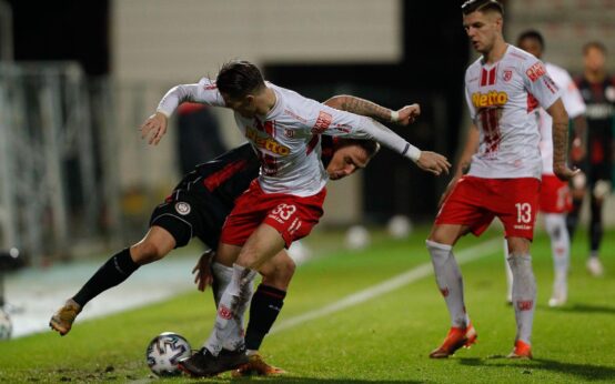 Fußball - Hessen - DFB Pokal - zweite Runde - Herren Saison 2020/2021 / SV Wehen Wiesbaden (schwarz) - SSV Jahn Regensburg (ws) / v.l. Jan Elvedi (Regensburg - Nr. 33), Phillip Tietz (Wiesbaden - Nr. 9), Erik Wekesser (Regensburg - Nr. 13)