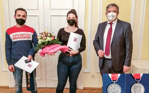 Die Hessischen Medaille für Zivilcourage für Nessaja Balaz und Ali Ahmadzai