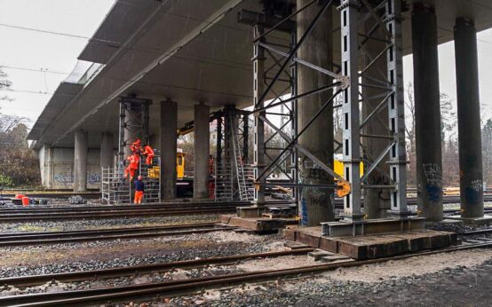 Abriss : Hessen Mobil und Bahn stellen Notgerüst - Bahnverkehr zum Wochenstart wieder frei