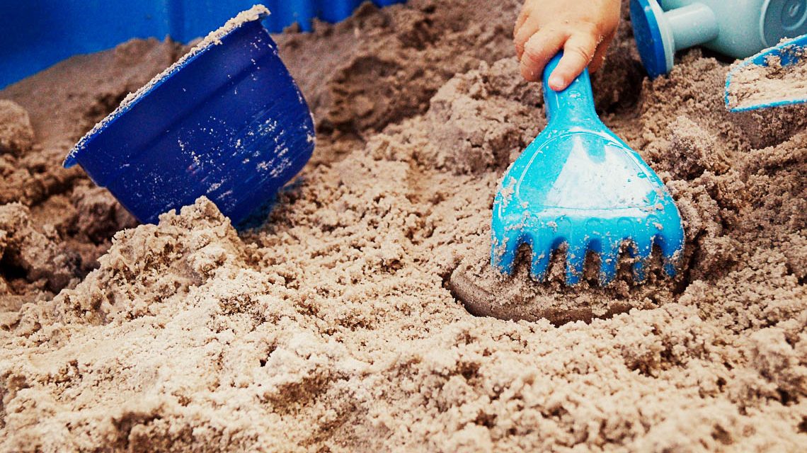 Spielplatz: Altöl im Sandspielbereich des Kinderspielplatzes