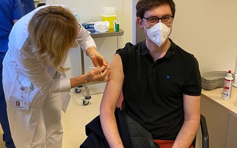 Corona-Impfung: Dr. Claudia Schneider impft ihren Kollegen Dr. Wolf, Arzt in der ZNA.