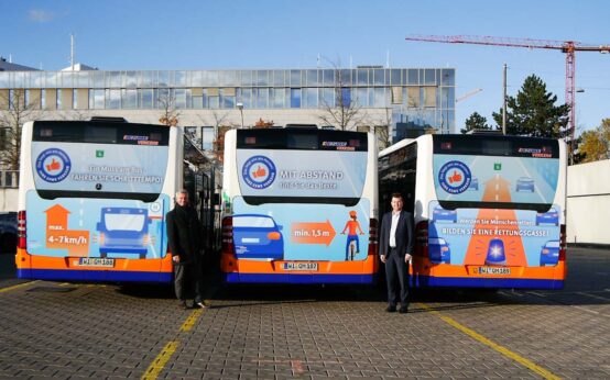 Ein Muss am Bus: Schritttempo fahren