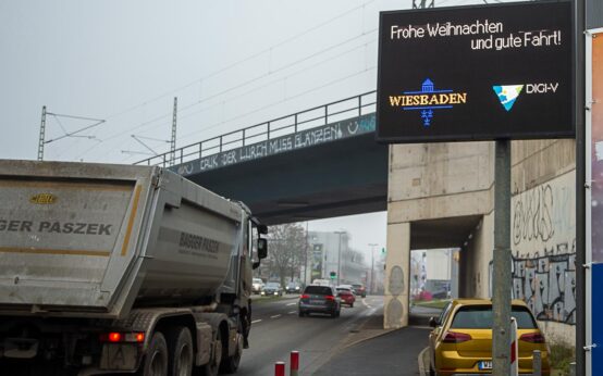 Wiesbaden nimmt die erste digitale Verkehrs-Infotafel in Betrieb