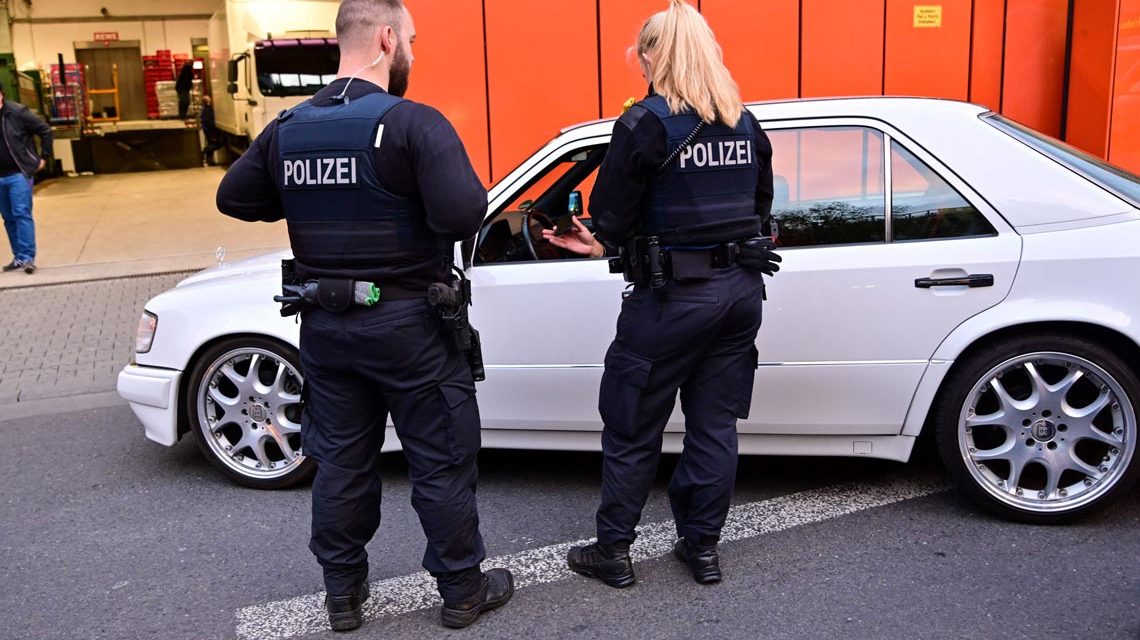 Polizei überprüft Autofahrer in Wiesbaden.