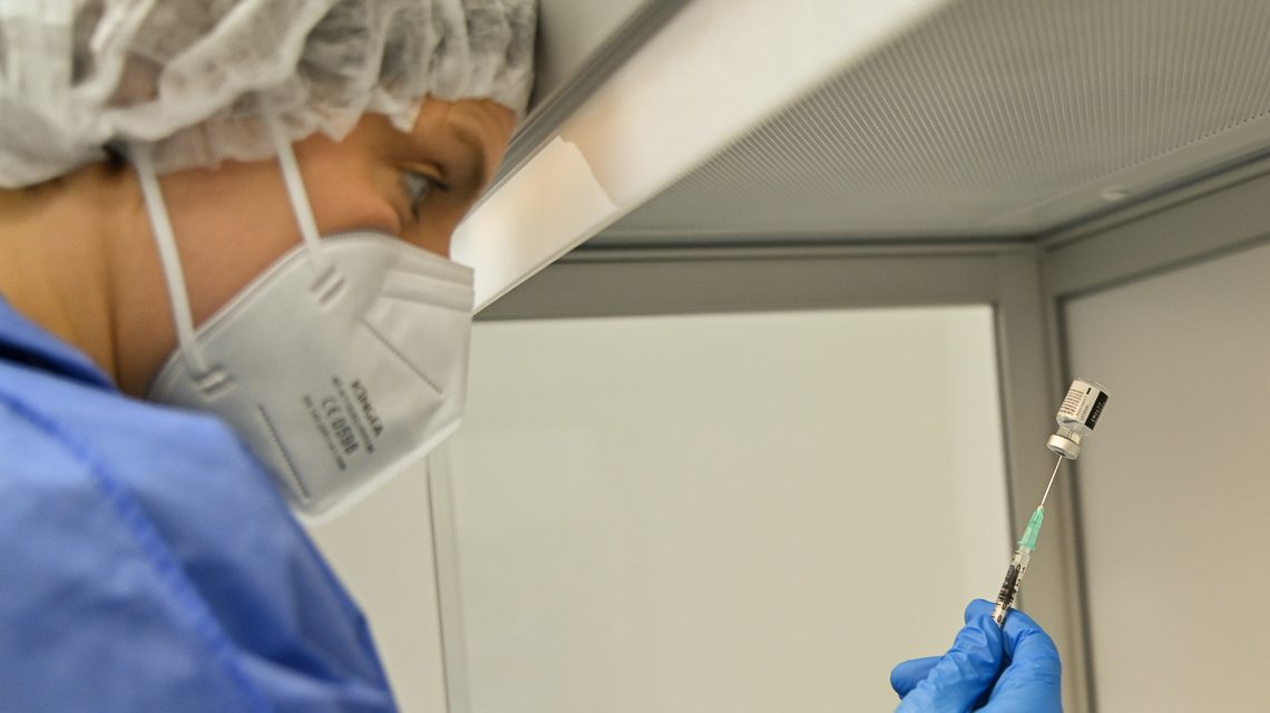 Impfung: Labor. Doreen Dielentheis, PTA medicum-Apotheke zieht den Impfstoff auf. Exakt 0,3 ml müssen es sein. ©2021 Volker Watschounek