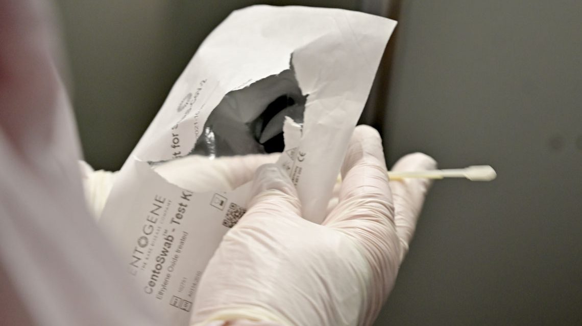 Kita, Alles bereit zum Abstrich. Das Wattestäbchen kommt in den Rechen.