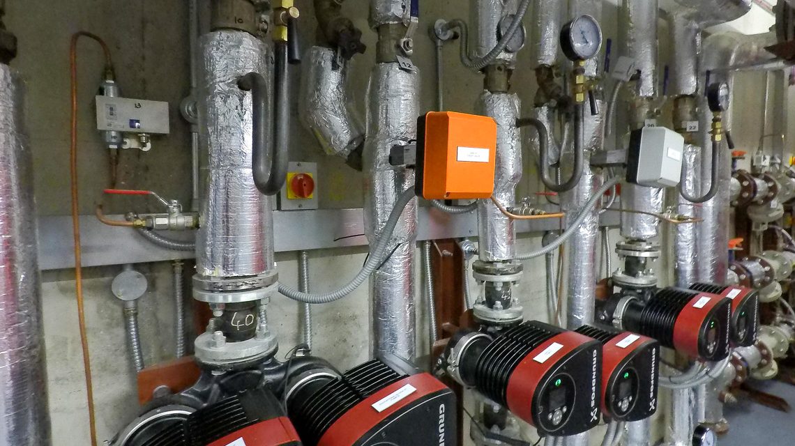 Leitungen einer Fernwärmeübergabestation