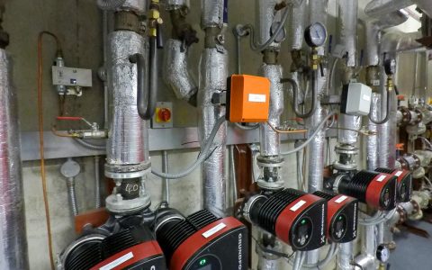 Leitungen einer Fernwärmeübergabestation