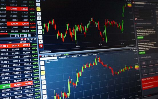 Geldanlage: traditionell sparen oder and er Börse handeln.