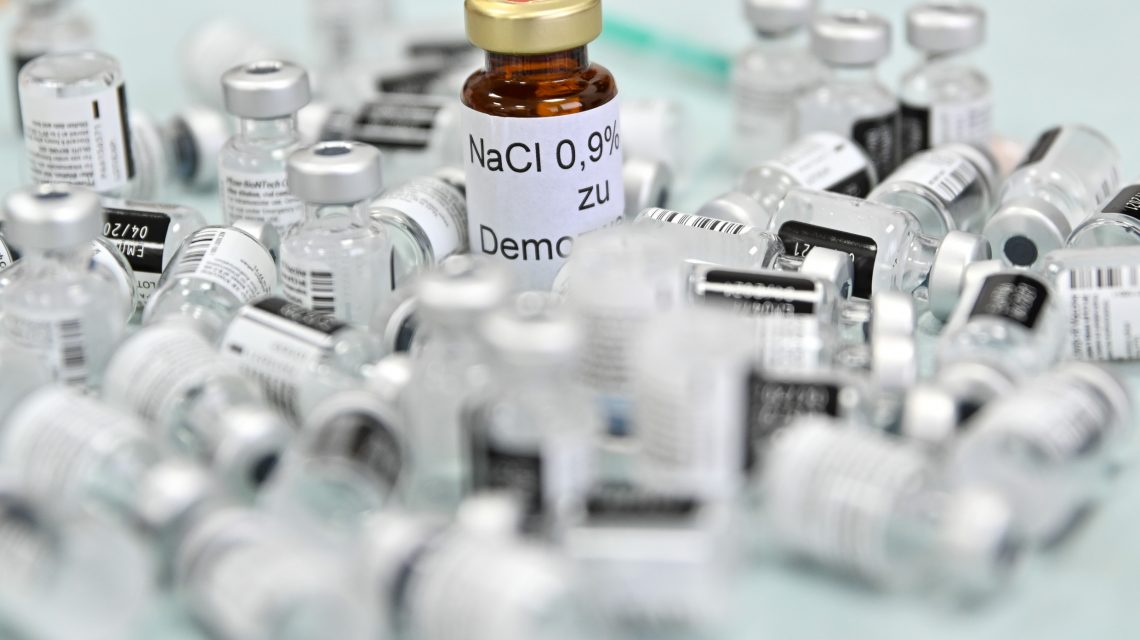 Leere Impfdosen, Corona-Regeln