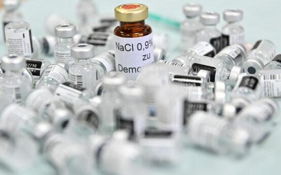 Leere Impfdosen, Corona-Regeln