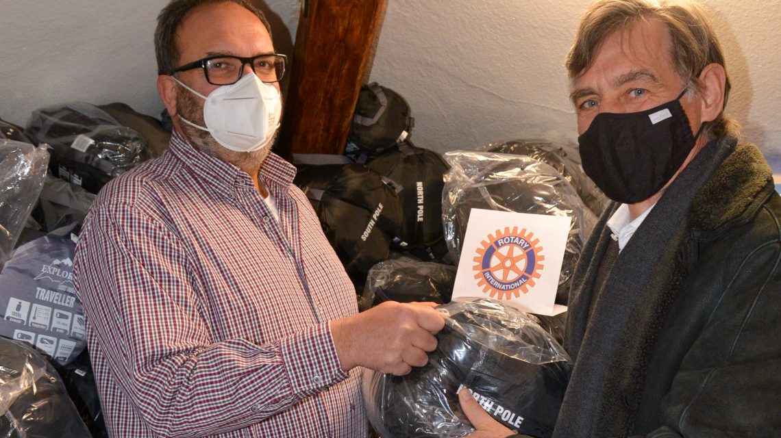 Leiter Matthias Röhrig (links) freut sich über die Spende, die Dr. Thomas Busch, Präsident des Rotary-Clubs Wiesbaden Nassau, symbolisch überreicht.