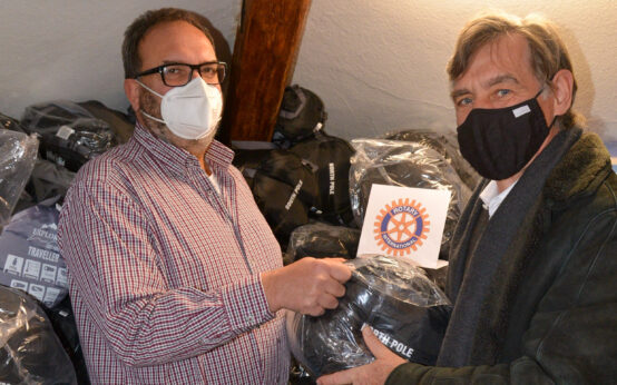 Leiter Matthias Röhrig (links) freut sich über die Spende, die Dr. Thomas Busch, Präsident des Rotary-Clubs Wiesbaden Nassau, symbolisch überreicht.