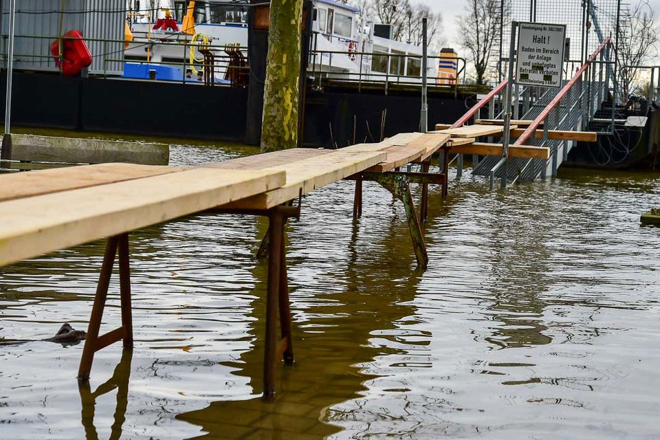Steg, Hochwasser, Berufsfeuerwehr