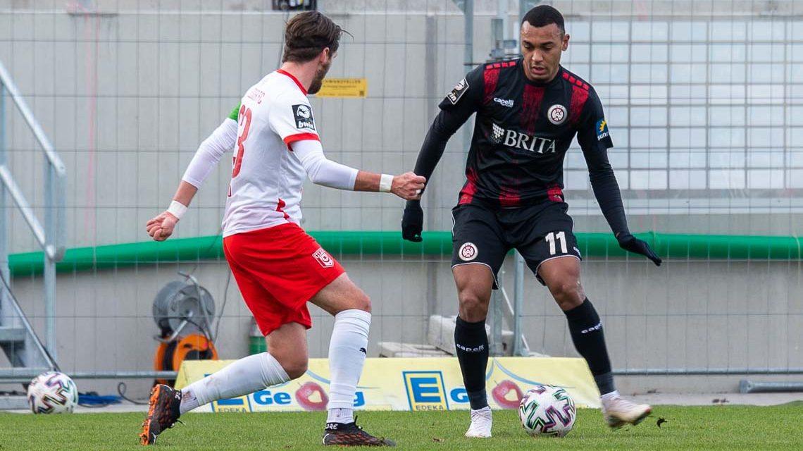 Maurice Malone, Torschütze des 1:1 Fußball, 3. Liga, 2020.2021, 18. Spieltag, SV Wehen Wiesbaden gegen Hallescher FC, Endstadt 1:1, ´(0::1)