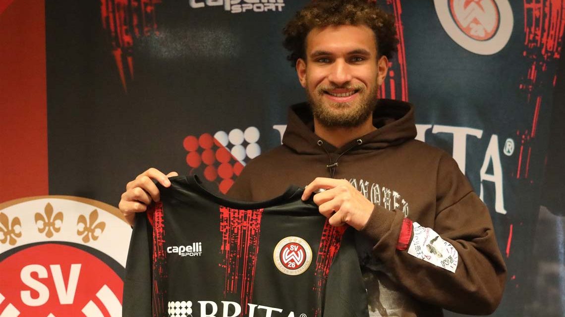 Kevin Lankford mit Trikot in der Hand.