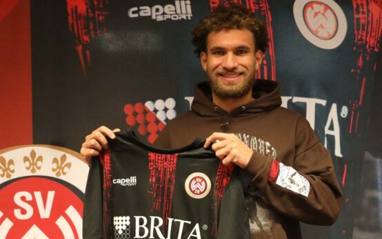 Kevin Lankford mit Trikot in der Hand.