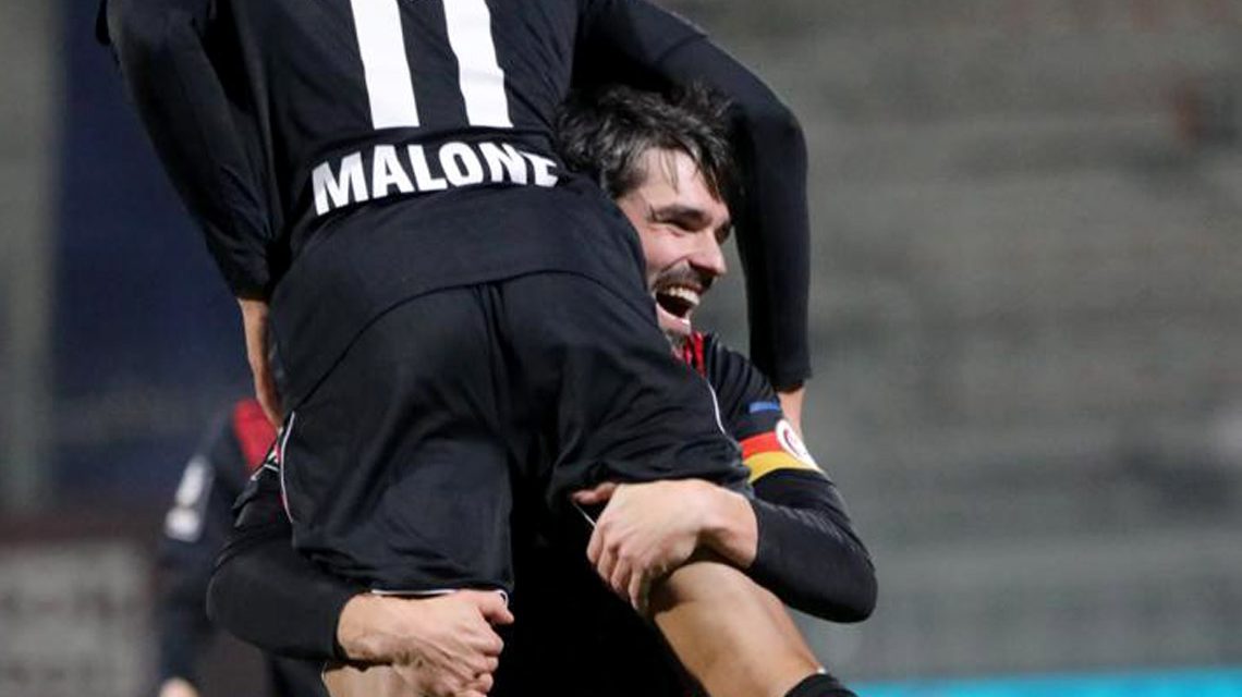 Sascha Mockenhaupt feiert Maurice Malone