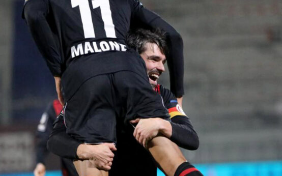 Sascha Mockenhaupt feiert Maurice Malone