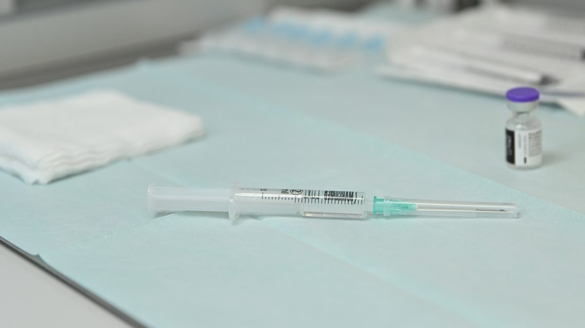 Langsam wird der Corona-Impfstoff auf Temperaturen um den Gefrierpunkt aufgetaut und im Impfzentrum durch geschlutes Personal für die Impfung vorbereitet. Einmal aufgezogem sollte er innerhalb von 60 Minuten verimpft werden.