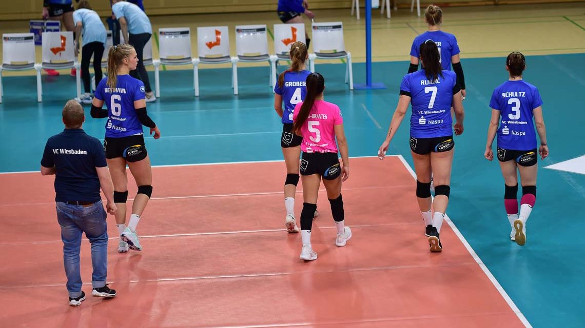 Die Spielerinnen des VCW verlassen das Feld