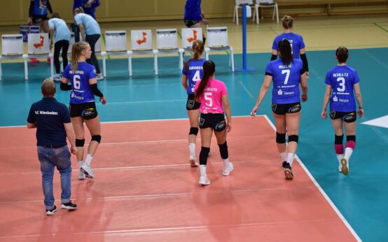 Die Spielerinnen des VCW verlassen das Feld