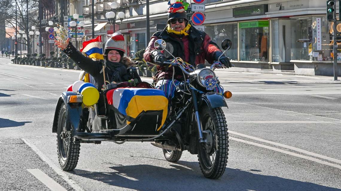 Der kleinste Wiesbadner Fastnachtsumzug: Aufstellung am Elsässer Platz, Anstoßen auf einen schönen Umzug und los, durch die Wiesbadneer Innenstadt.