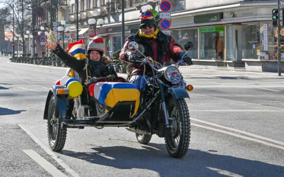 Der kleinste Wiesbadner Fastnachtsumzug: Aufstellung am Elsässer Platz, Anstoßen auf einen schönen Umzug und los, durch die Wiesbadneer Innenstadt.