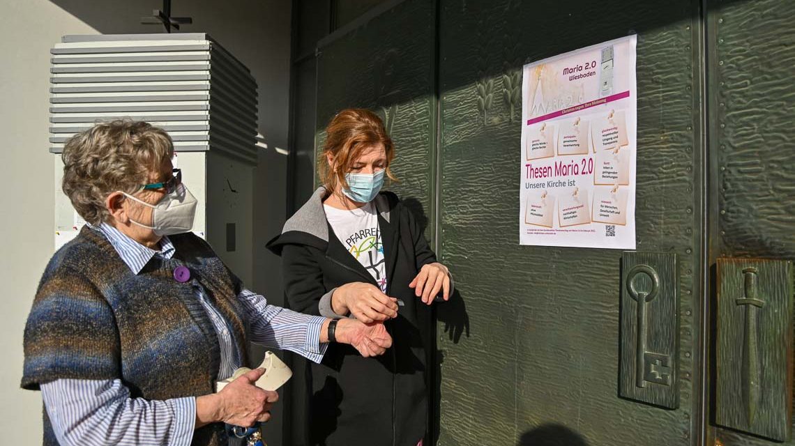 Elisabeth Kessels und Christina Kahlen-Pappas schlagen die Thesen von Maria 2.0 an.