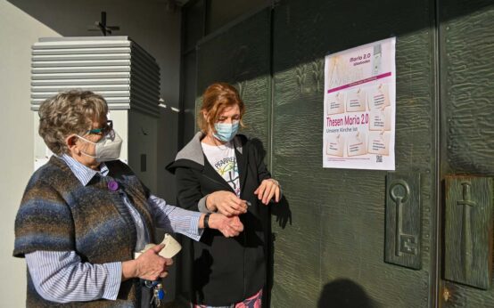 Elisabeth Kessels und Christina Kahlen-Pappas schlagen die Thesen von Maria 2.0 an.