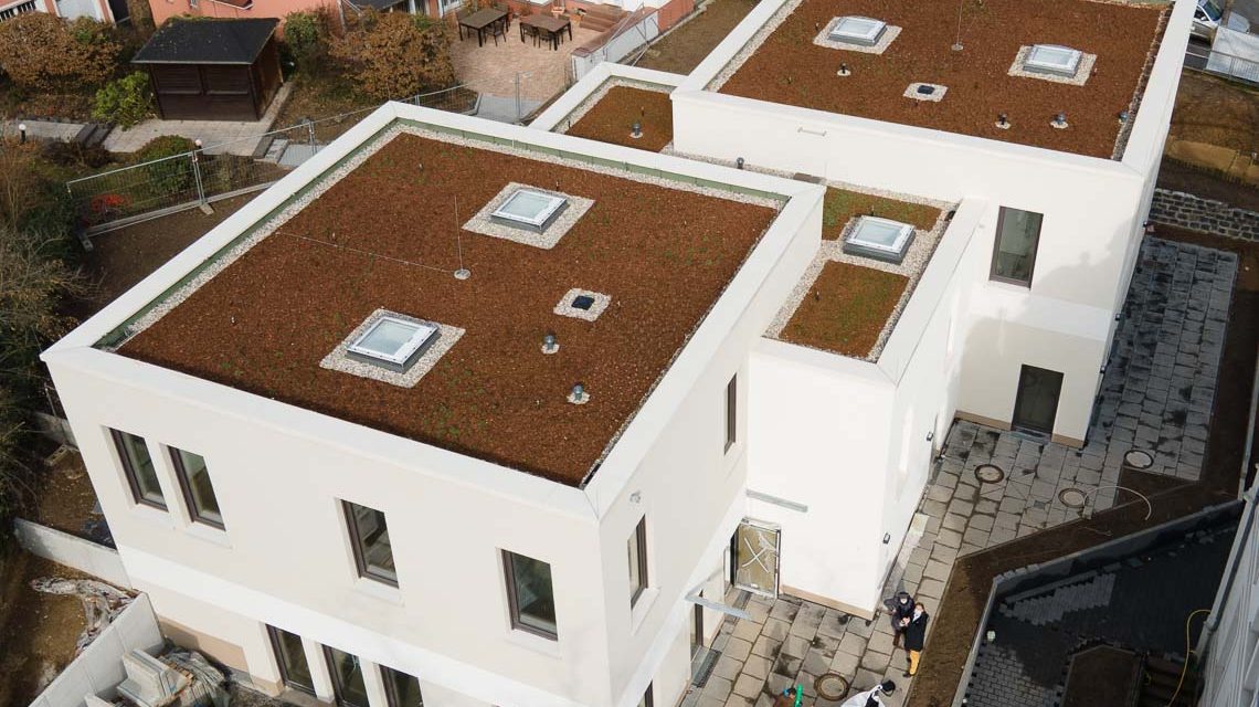 Mitten in der Stadt entsteht die Kita Emser Straße. Vom Lärm draußen, bekommt man in den Räuemen wenig mit. Foto: Volker Watschounek