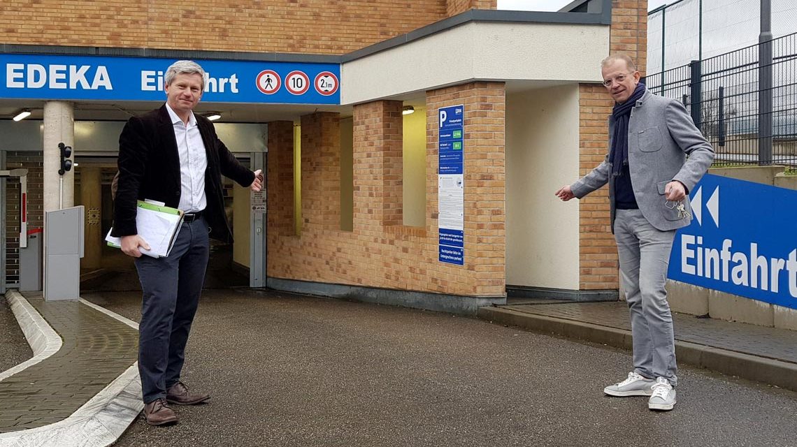 Andreas Nolte ud Andreas Kowol vor der Tiefgarage des Edeka