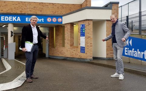 Andreas Nolte ud Andreas Kowol vor der Tiefgarage des Edeka