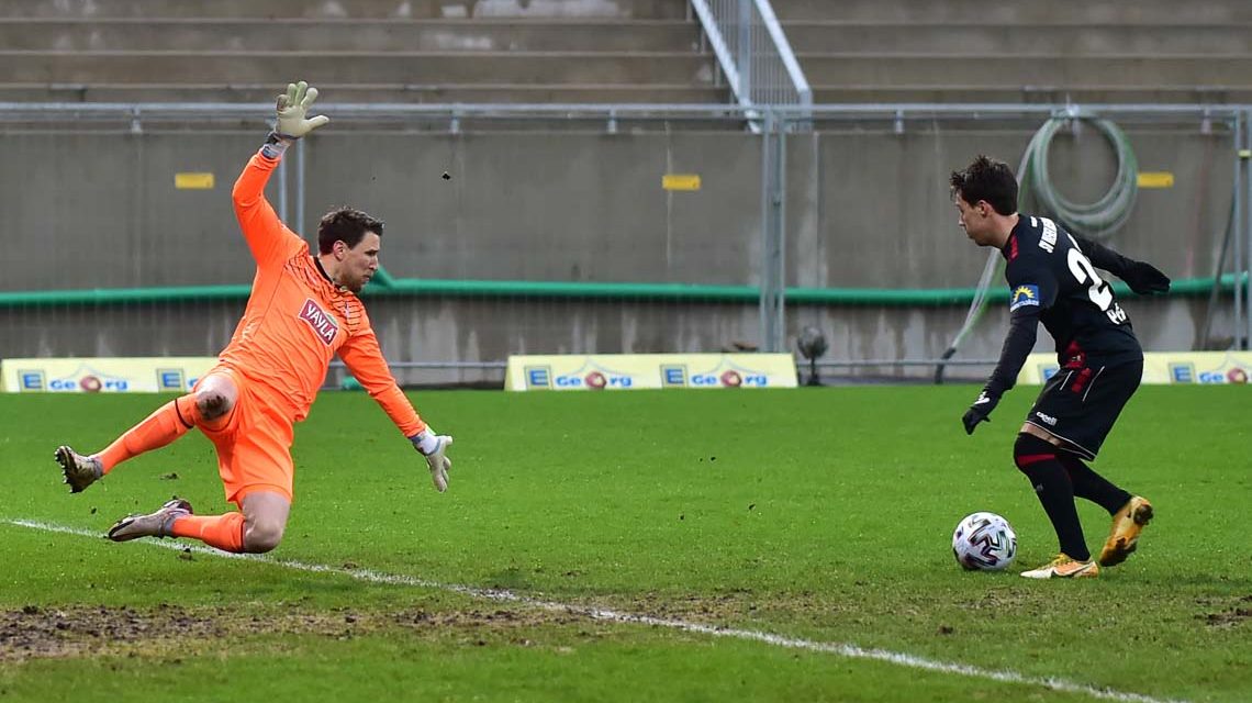 Dominik Prokop frei vor dem Tor der Münchener, SV Wehen Wiesbaden