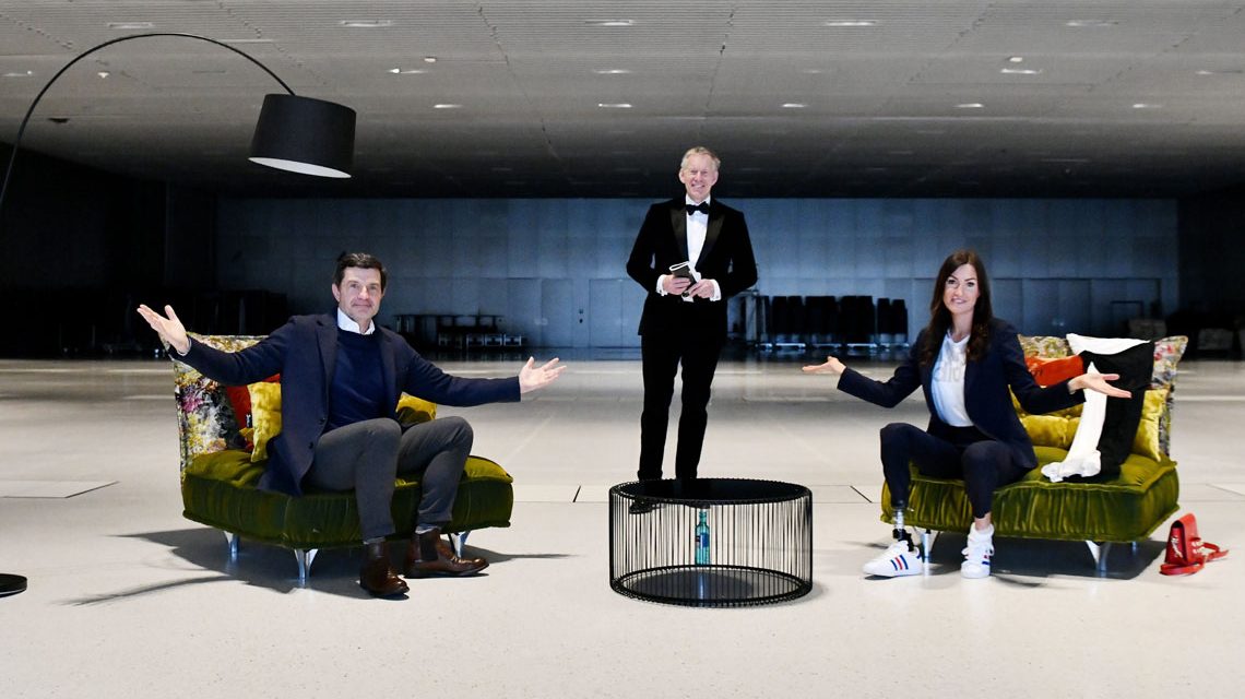 In einer leeren Halle sitzen Thomas Berlemann (Vorstandsvorsitzender Stiftung Deutsche Sporthilfe, Johannes B. Kerner, Denise Schindler (Para-Radsport)