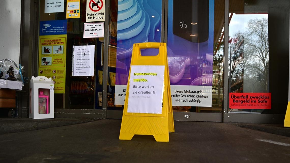 Zugangsbeschränkung vor Supermärkten und Geschäften, sofern sie auf haben.