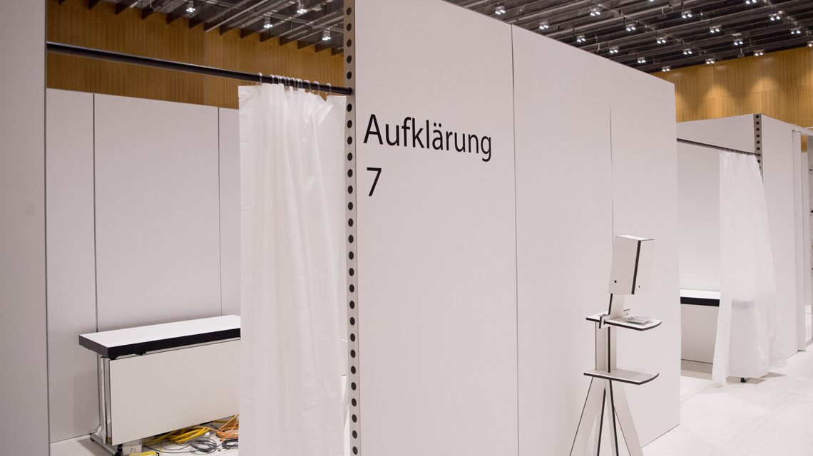 Impfung der zweiten Impfrunde: Am 7. Dezember haben Ministerpräsident Volker Bouffier und Oberbürgermeister Gert-Uwe Mende das Impfzentrum Wiesbaden vorgestellt.