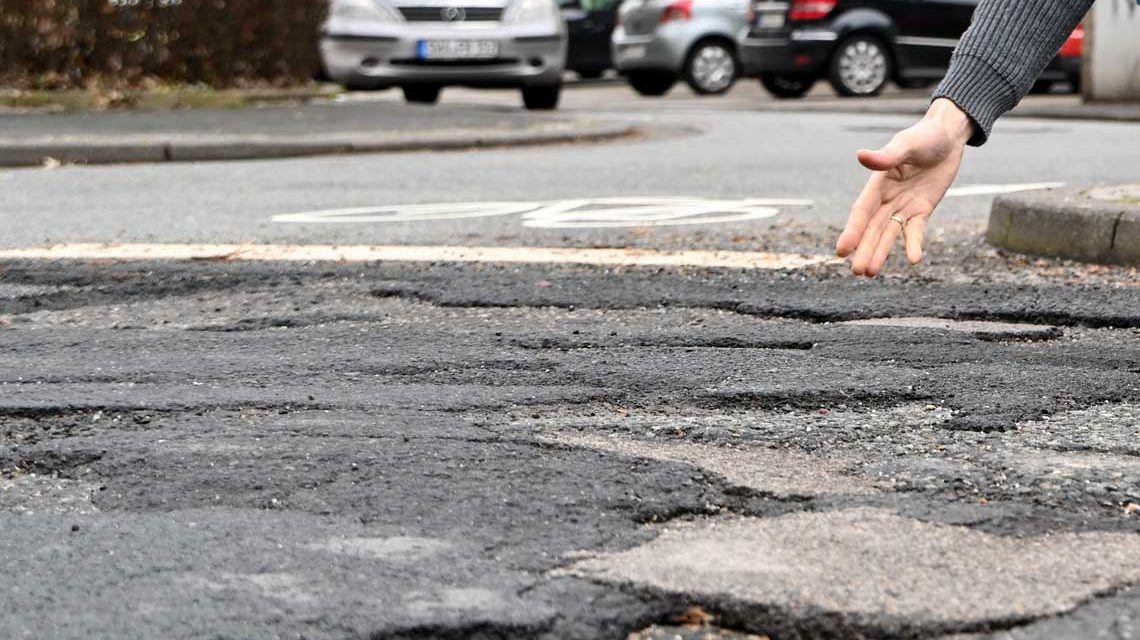 Verkehrsinfrastruktur: Kaputte Strasse in Bierstadt