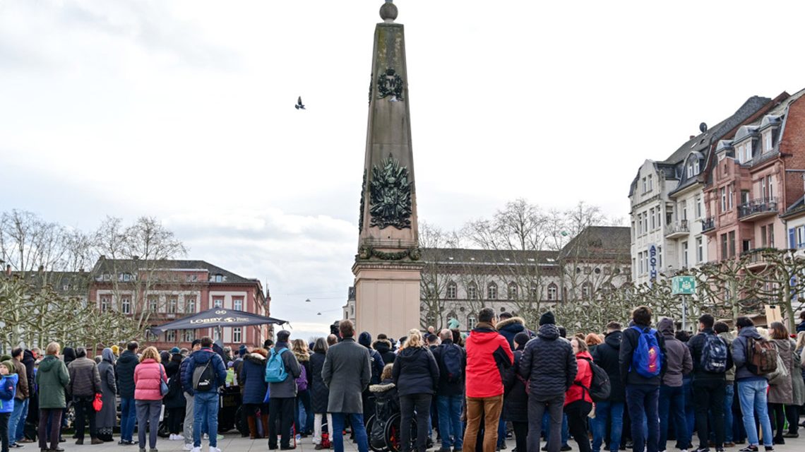 Mahnwache am Luisenplatz Foto: Volker Watschounek