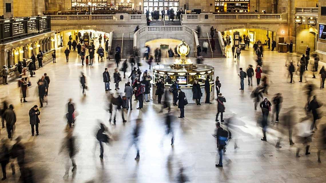 Vielen Menschen an einer Haltestelle