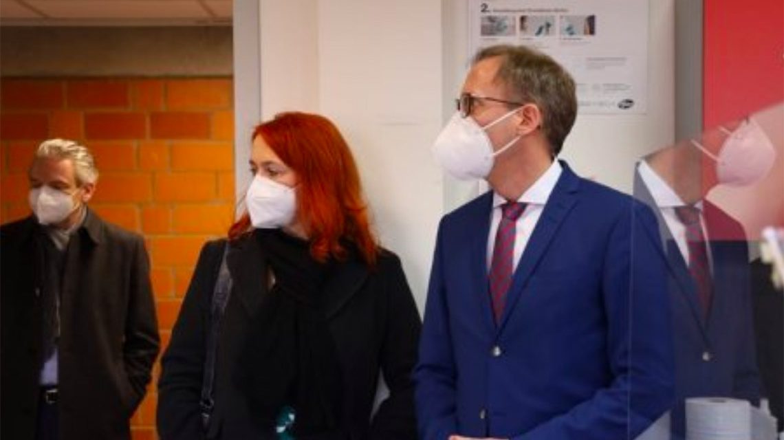 Klose, Besuch im Impfzentrum des Main-Taunus-Kreises